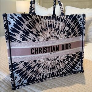 Dior Women's Tote Bag ( Large)- Black and Cream Pattern